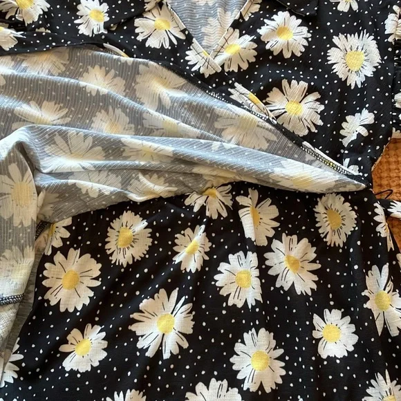 🌼Size 2 Super cute black w/white & yellow daisies & white dots maternity dress - Picture 15 of 15